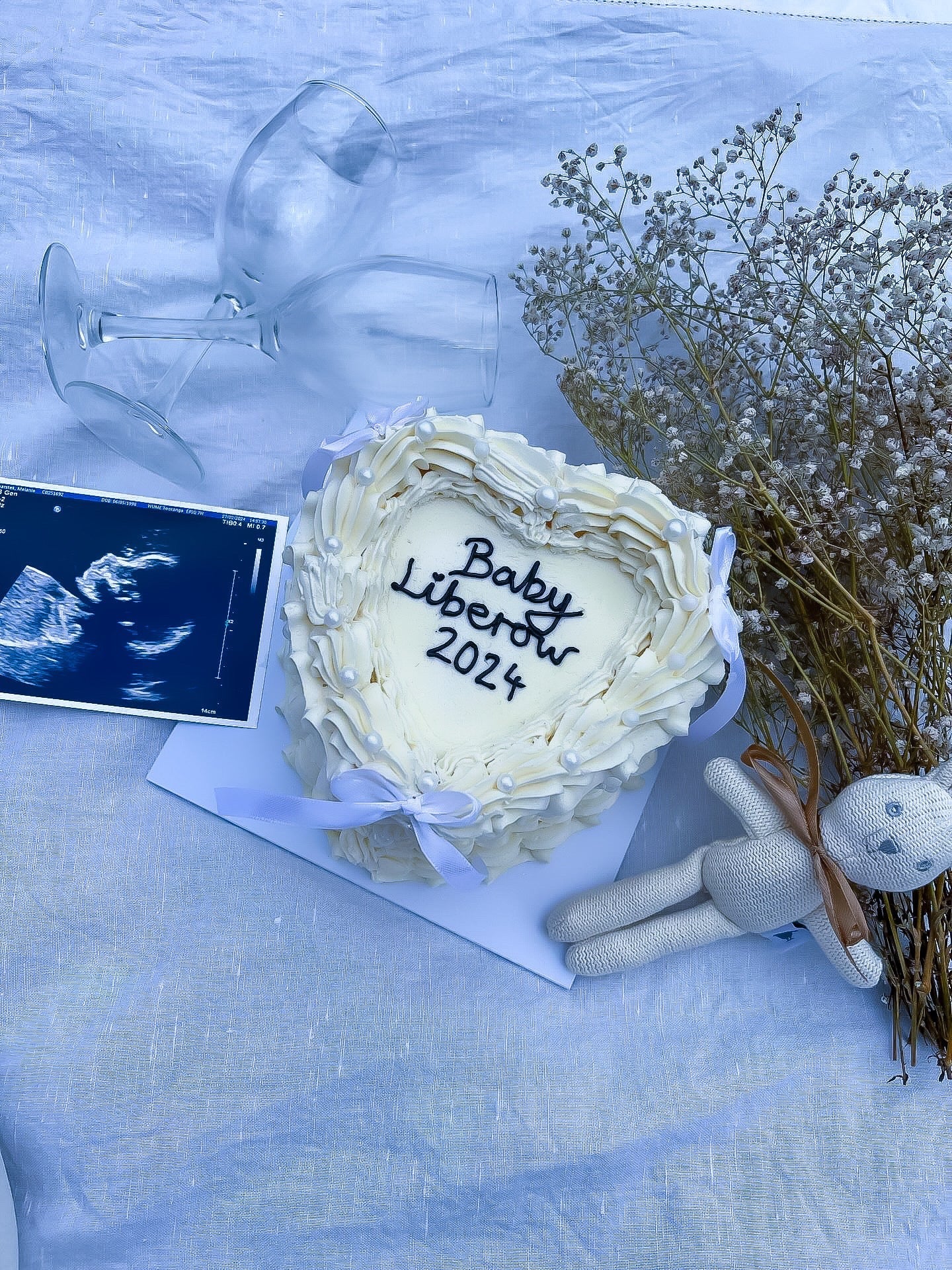Gender Reveal Baby Cakes ✨…pink or blue? What will it be?